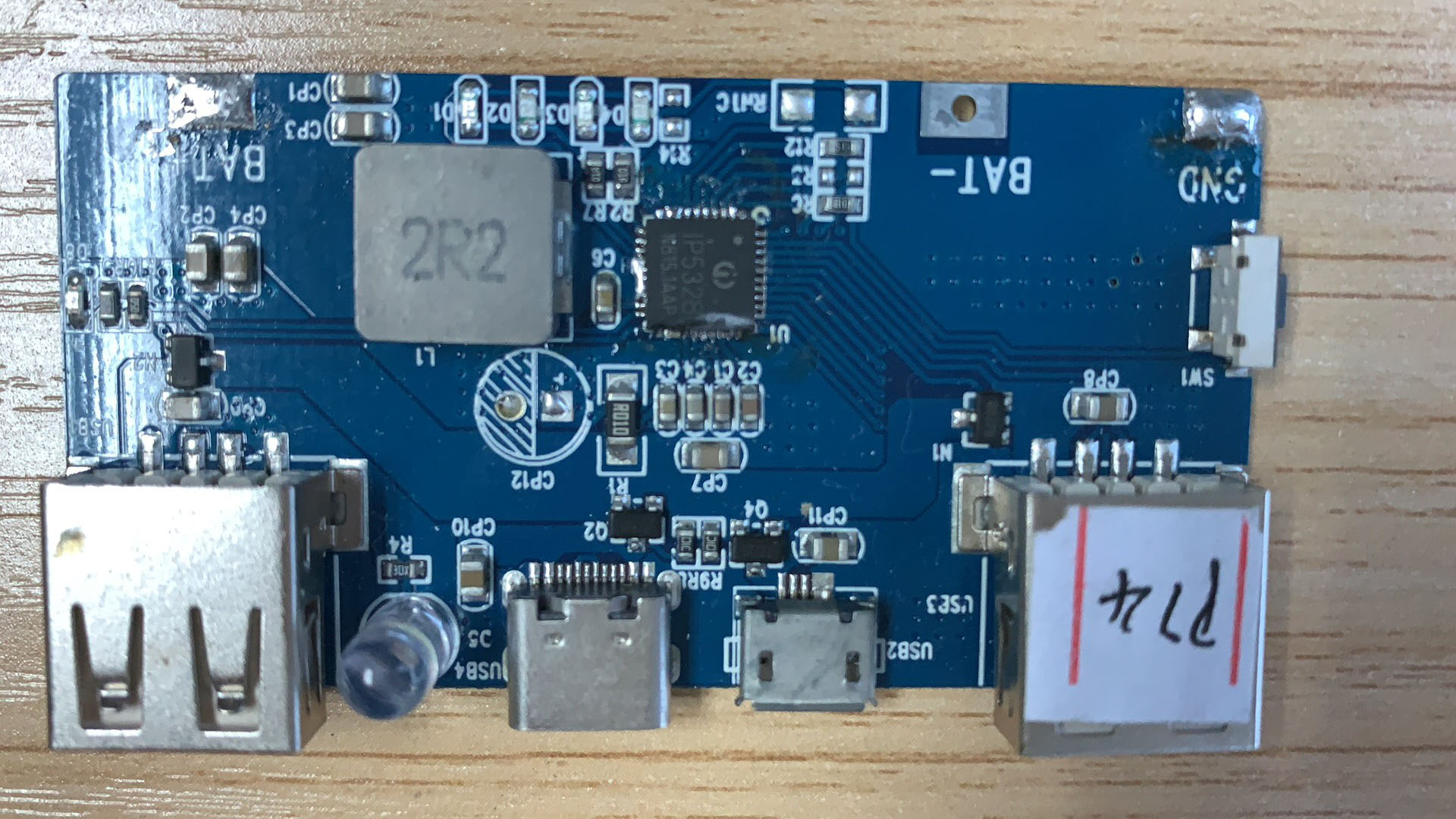 移动电源 USB A口输入,双A+C口输出